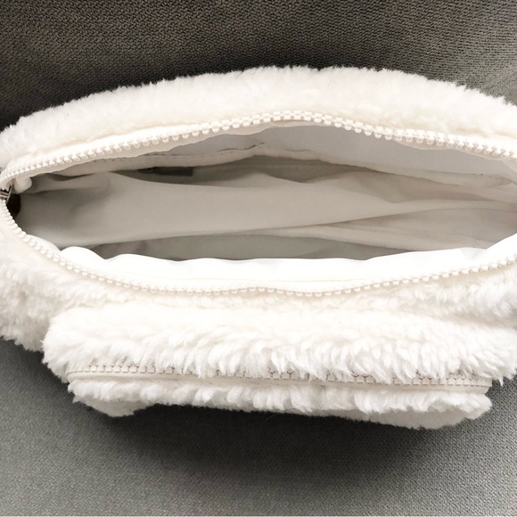 Alo Yoga Sherpa Explorer Fanny Pack Ivory - Picture 9 of 12